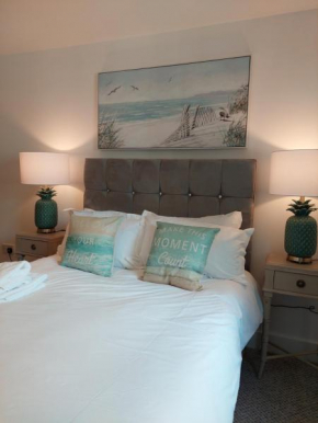 One bed luxury apartment in heart of Canary wharf, London E14